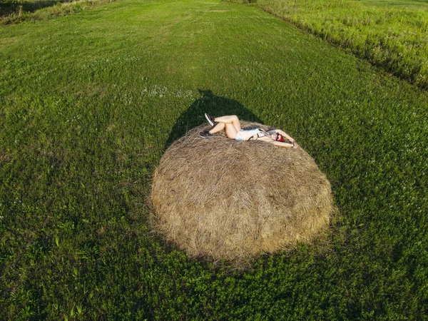 Hay 这个女孩躺在干草中 空中景观 — 图库照片