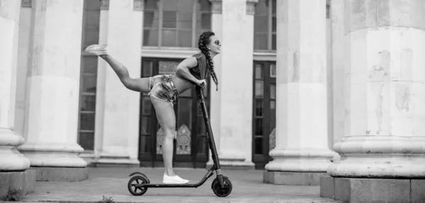Elektrische Scooter Een Jonge Vrouw Rijdt Een Elektrische Scooter — Stockfoto