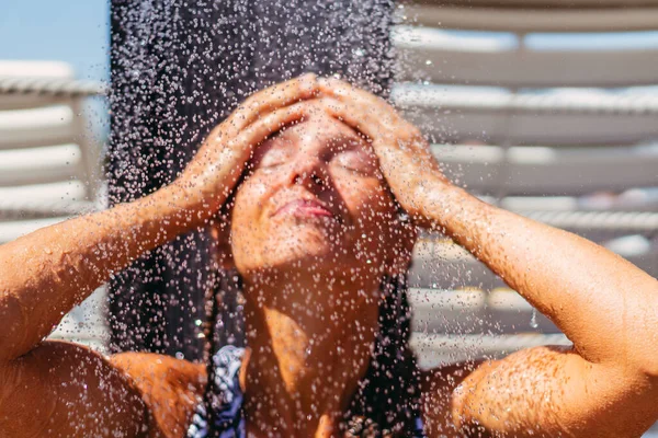 Ducha Mujer Está Duchando Afuera —  Fotos de Stock