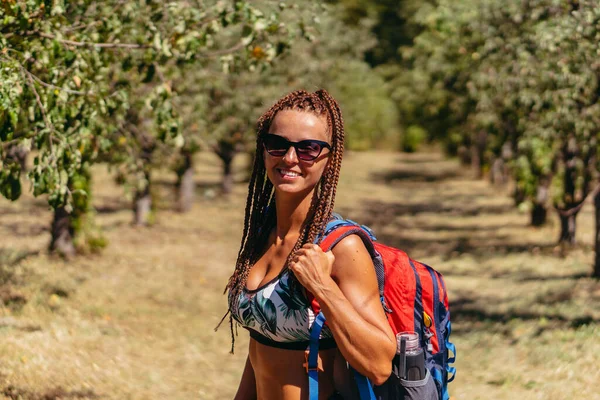 Viagem Uma Mulher Com Uma Mochila Grande Viaja — Fotografia de Stock