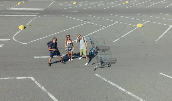 Selfie Del Dron Hombre Una Mujer Toman Una Foto Selfie — Foto de Stock