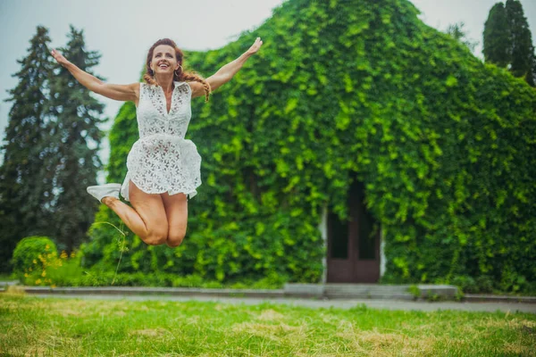 Viaje Joven Mujer Feliz Está Saltando Corriendo Parque — Foto de Stock