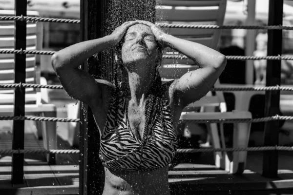 Doccia Donna Sta Facendo Una Doccia Fuori — Foto Stock