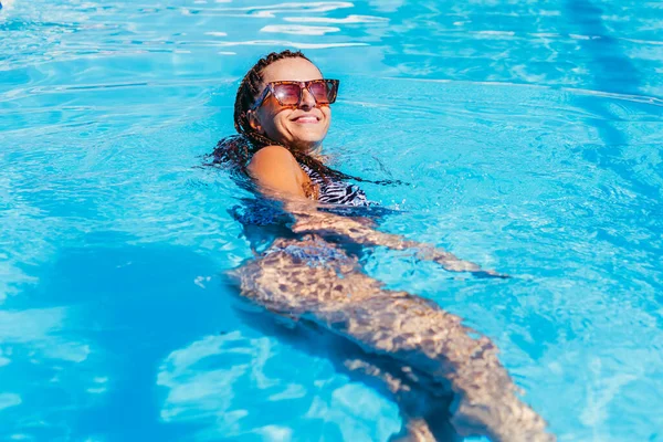 Zwembad Sportieve Vrouw Een Badpak Zwemt Het Zwembad Portret — Stockfoto