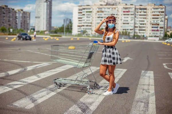 Einkaufswagen Eine Frau Mit Medizinischer Maske Trägt Einen Einkaufswagen — Stockfoto