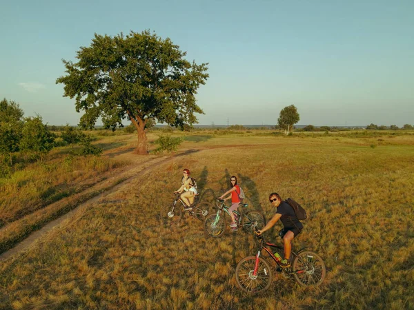 Yolculuk. Bir grup insan insansız hava aracıyla selfie çekiyor. Hava görüntüleme. Öntanımlı