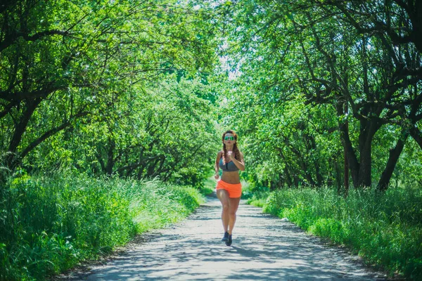 Laufen Eine Junge Frau Läuft Einem Öffentlichen Park — Stockfoto