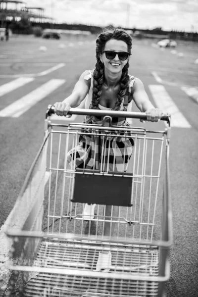 Carrinho Supermercado Uma Mulher Está Carregando Carrinho Para Supermercado — Fotografia de Stock