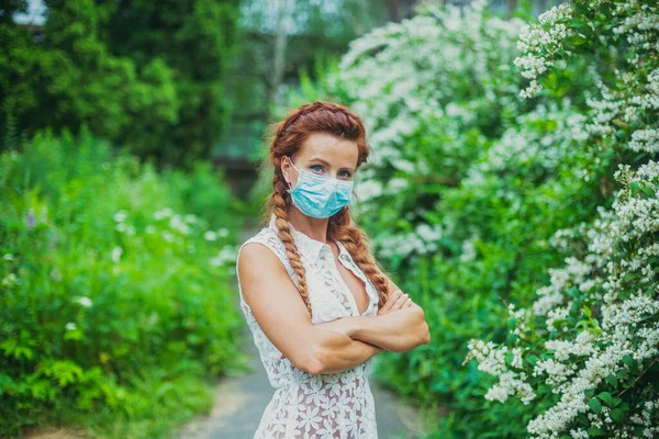 医療マスク 医療マスクの若い女性 — ストック写真