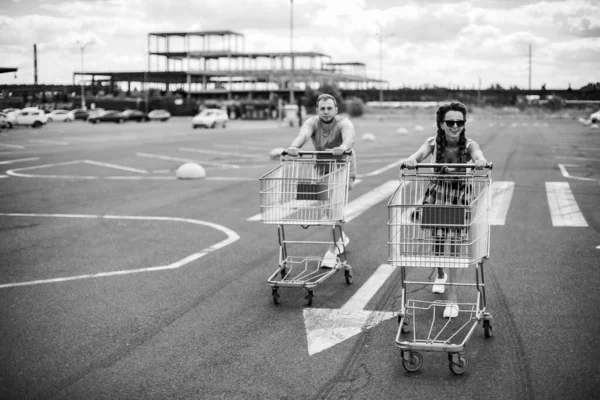 Carrinho Supermercado Homem Uma Mulher Conduzem Carrinho Supermercado — Fotografia de Stock