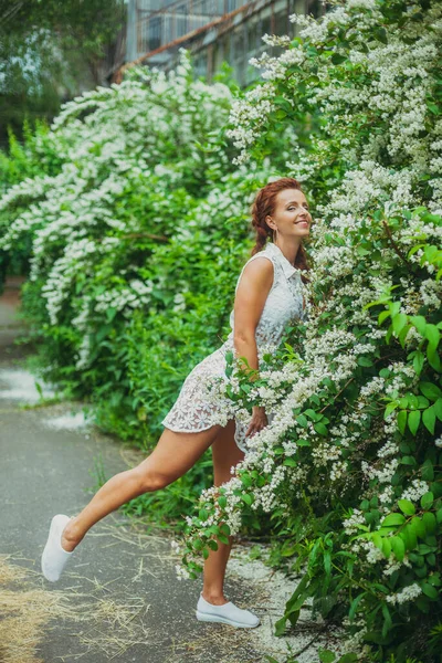 Yasemin Bitkisi Genç Bir Kadın Yasemin Bitkisinin Yanında Yürüyor — Stok fotoğraf
