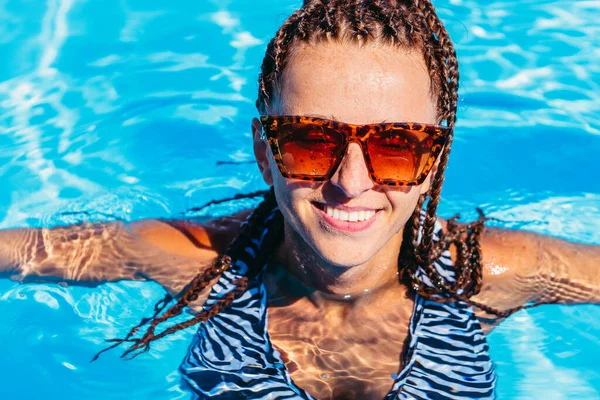 Yüzme Havuzu Havuzda Mayo Giymiş Sportif Bir Kadın Yüzüyor Portre — Stok fotoğraf