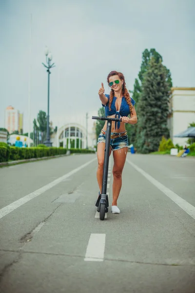 Elektrikli Scooter Genç Bir Kadın Elektrikli Scooter Kullanıyor — Stok fotoğraf