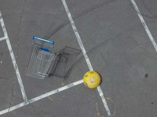 Winkelwagen Een Winkelwagentje Staat Een Lege Parkeerplaats — Stockfoto