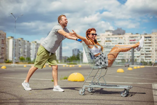 Vozík Supermarketu Muž Nese Ženu Vozíků Supermarketu — Stock fotografie