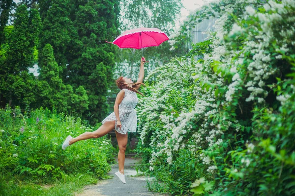 年轻女子带着雨伞 — 图库照片