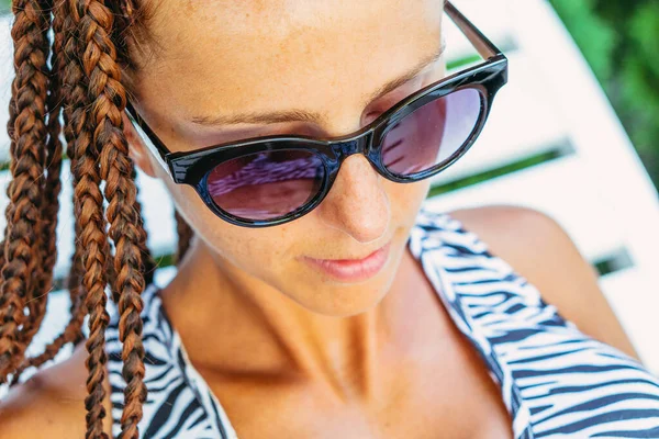 Portrét Portrét Ženy Slunečních Brýlích Plavkách — Stock fotografie