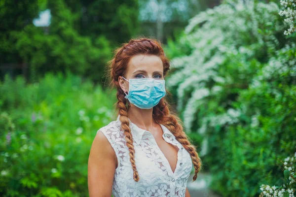 Tıbbi Maske Tıbbi Maskeli Genç Bir Kadın — Stok fotoğraf