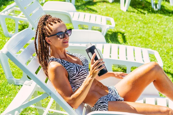 - Su. Mayolu bir kadın şişeden su içer..