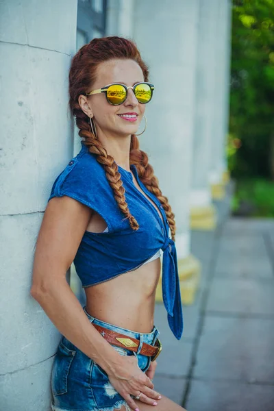 Porträt Porträt Einer Frau Mit Sonnenbrille — Stockfoto