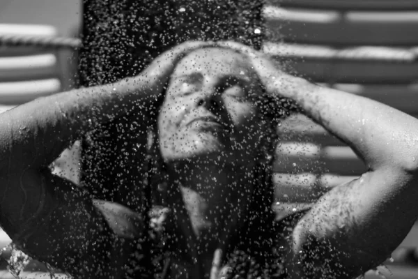 Sprcha Žena Venku Sprchuje — Stock fotografie