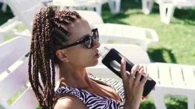 - Su. Mayolu bir kadın şişeden su içer..