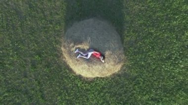 - Selam. Kız samanlıkta yatıyor. Hava görünümü.