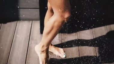 Duş al. Kadın dışarıda duş alıyor..