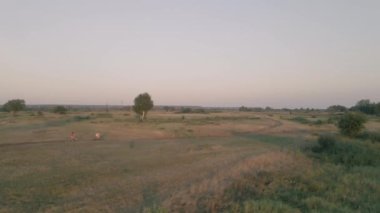 Yolculuk. Bisikletçiler bozkırda gezerler. Hava görünümü.