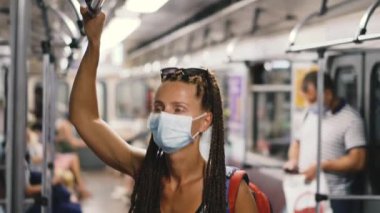 Tıbbi maske. Tıbbi maskeli bir kadın toplu taşıma araçlarına biniyor..