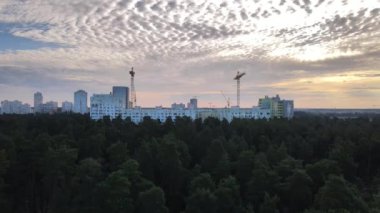 Yeni bina. Orman parkının yakınında bir konut inşaatı. Ukrayna. Kiev.