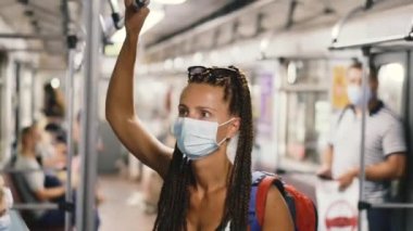 Tıbbi maske. Tıbbi maskeli bir kadın toplu taşıma araçlarına biniyor..