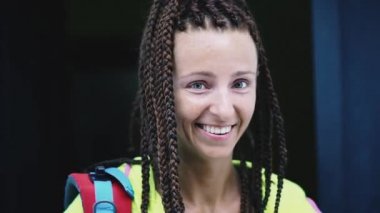 Duş dezenfekte ediliyor. Bir kadın virüsü öldüren dezenfektan duşundan geçer..