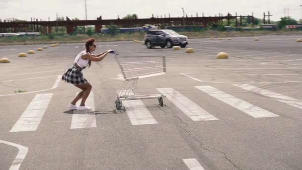 Carro Supermercado Una Mujer Con Una Máscara Médica Lleva Carrito — Vídeo de stock