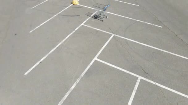 Chariot Chariot Trouve Dans Parking Vide — Video