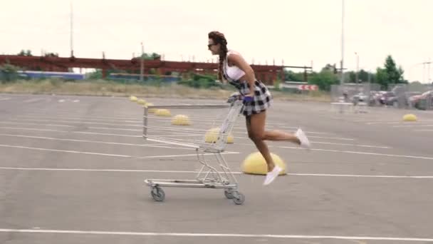 Carro Supermercado Una Mujer Con Una Máscara Médica Lleva Carrito — Vídeo de stock