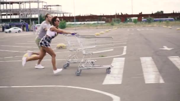 Carrinho Supermercado Homem Uma Mulher Estão Correndo Com Carrinhos Supermercado — Vídeo de Stock