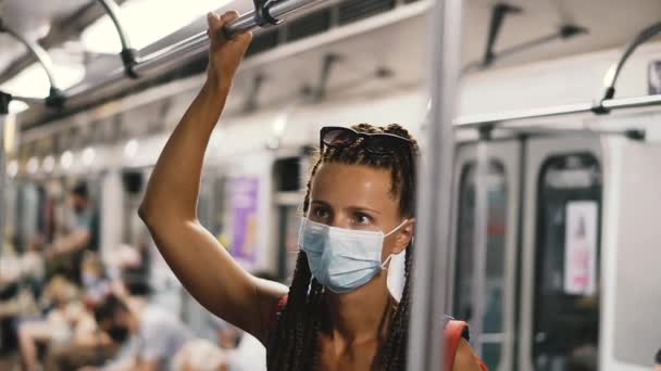 Tıbbi Maske Tıbbi Maskeli Bir Kadın Toplu Taşıma Araçlarına Biniyor — Stok video