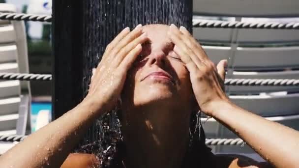 Dusche Die Frau Duscht Draußen — Stockvideo