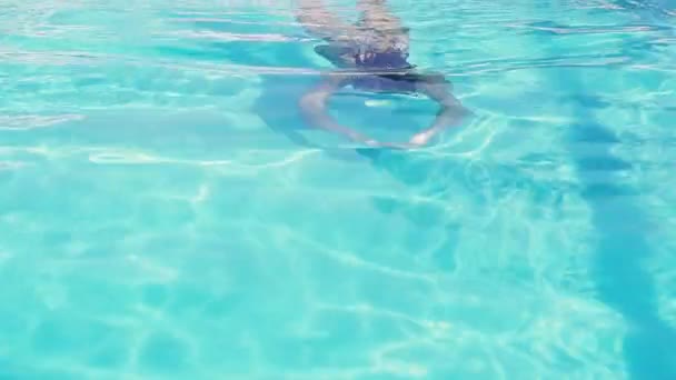 Basen Kobieta Kostiumie Kąpielowym Pływa Basenie — Wideo stockowe