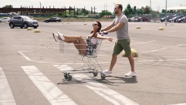 Supermarktwagen Een Man Draagt Een Vrouw Naar Een Supermarkt Karren — Stockvideo