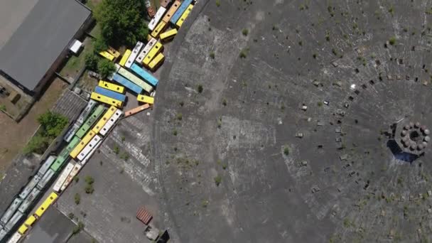 Mucchio Macchine Una Discarica Abbandonata Autobus Ucraina Kiev — Video Stock