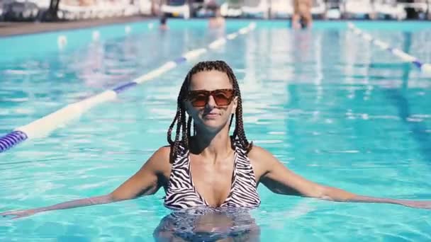 Svømmebasseng Damen Badedrakt Svømmer Bassenget – stockvideo
