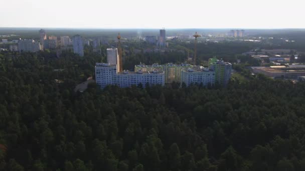 Byggnad Byggande Ett Bostadshus Nära Skogsparken Ukraina Kiev — Stockvideo