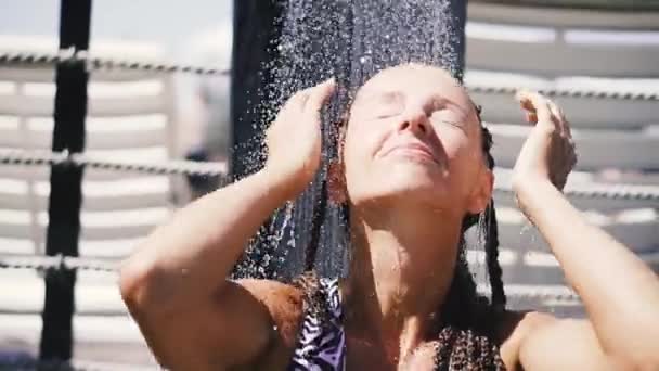 Chuveiro Mulher Está Tomar Banho Fora — Vídeo de Stock