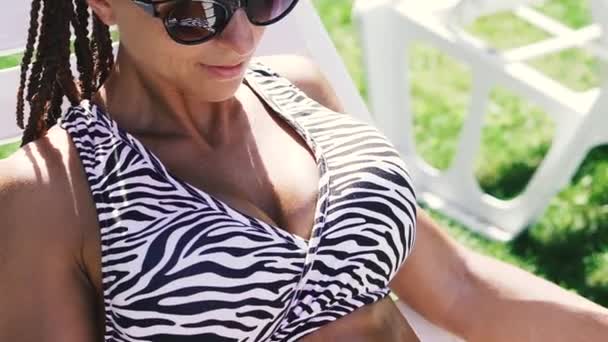 Abbronzatura Una Donna Costume Bagno Spalma Una Crema Solare — Video Stock