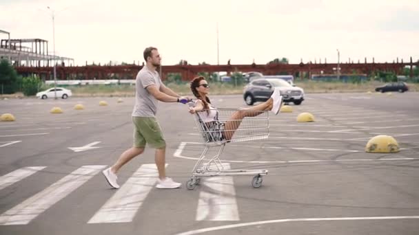 Carro Supermercado Hombre Lleva Una Mujer Supermercado — Vídeos de Stock