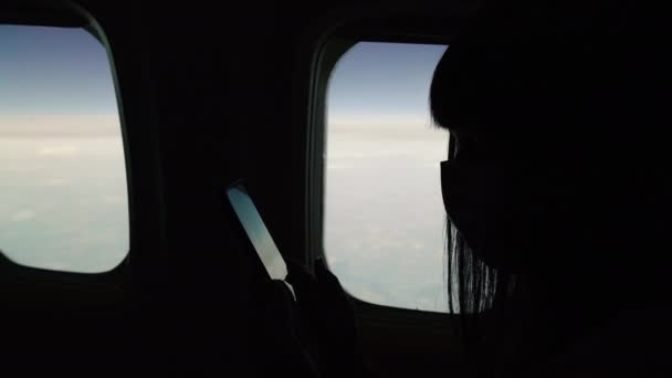 Virus Woman Flies Airplane Wearing Medical Mask — Stock Video