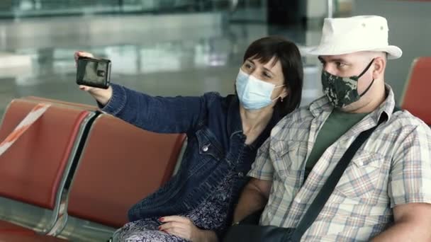 Virüs Tıbbi Maskeli Insanlar Telefonda Kendi Resimlerini Çekiyorlar — Stok video