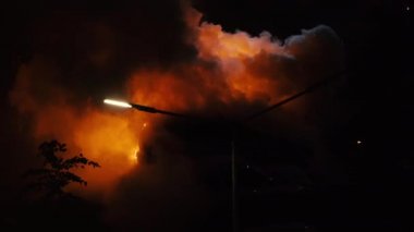 Ateşle. Otoparkta araba alev aldı..